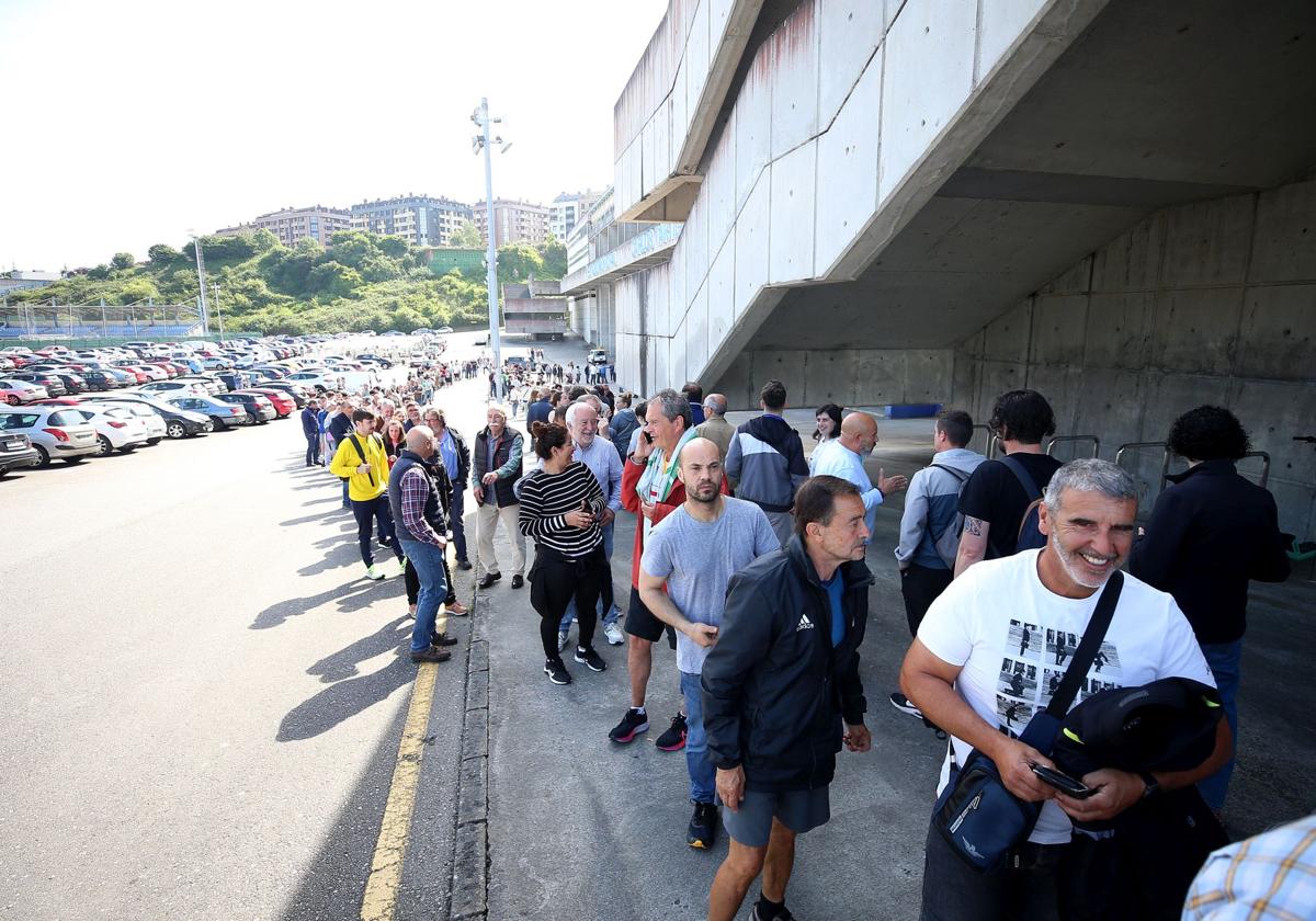 Los Oviedistas Acuden A La Llamada Del Play Off Largas Colas Para